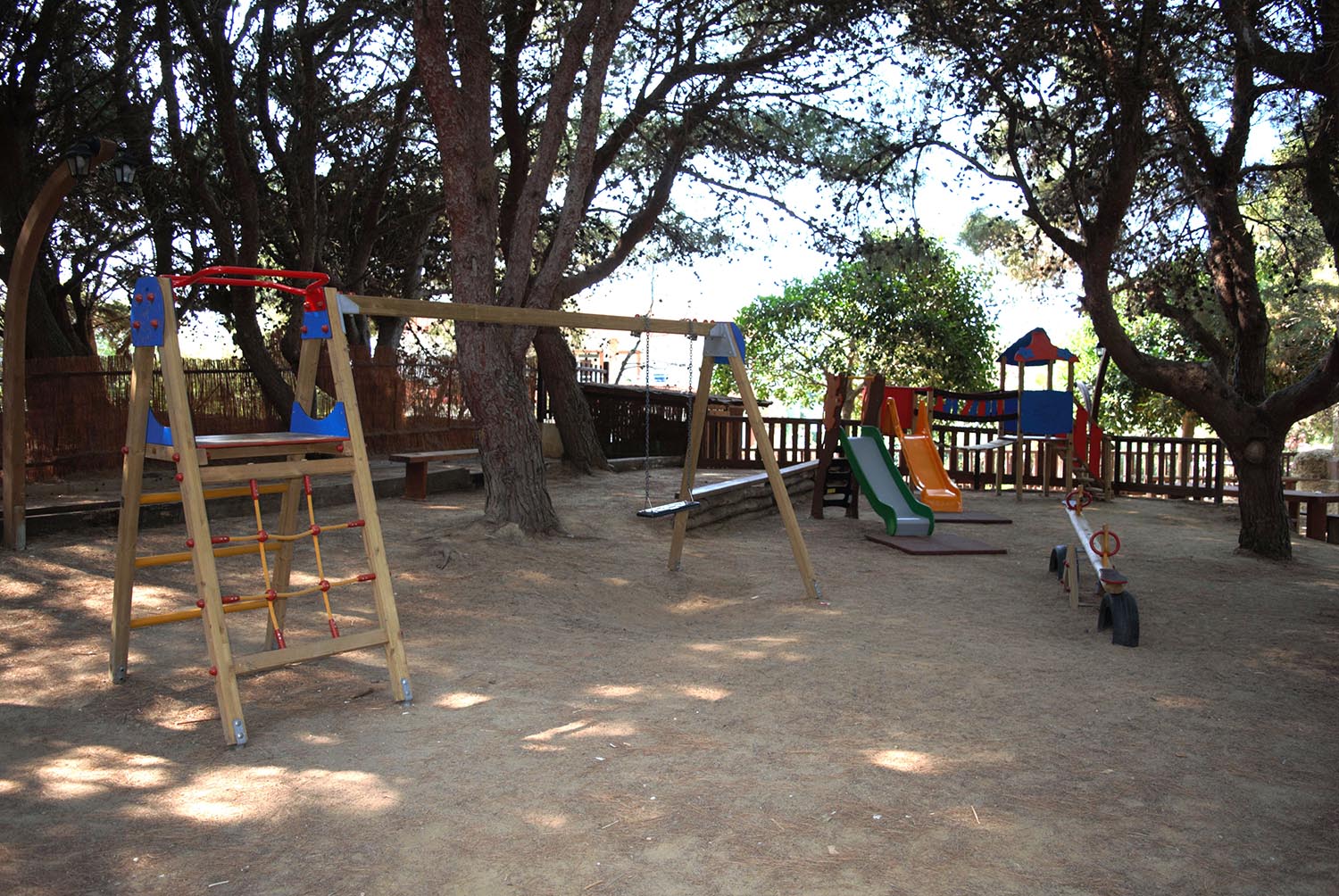 Parco giochi ombreggiato per bambini